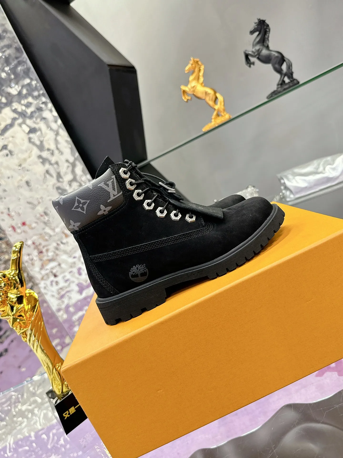 Factory price: 760💰 (Couple model) LV x Timberland Timberland joint model Presbyopia Rhubarb boots Ankle boots Short boots LV x Timberland ankle boots are made of Monogram embossed waterproof nubuck cow leather, relying on the brand's exquisite craftsmanship to carefully reshape the classic Timberland 6-inch boot shape in Italy, making an eye-catching appearance with American workwear style Men's men's shoes 💰Monogram created by harrell Williams The embossed tongue, original Timberland laces and outsole are exquisite details, and the leather label expresses the cooperation logo. Exquisite packaging at the delivery counter🛍📦 ▪️Material: Original custom imported first-layer cowhide ▪️Inner lining: Original custom leather lining ▪️Outsole: Original open-molded anti-slip rubber material ▪️Sole thickness: 3.5CM ▪️Size: Women's 35-40 ▪️Size: Men's size 39-44, customized 45, 46